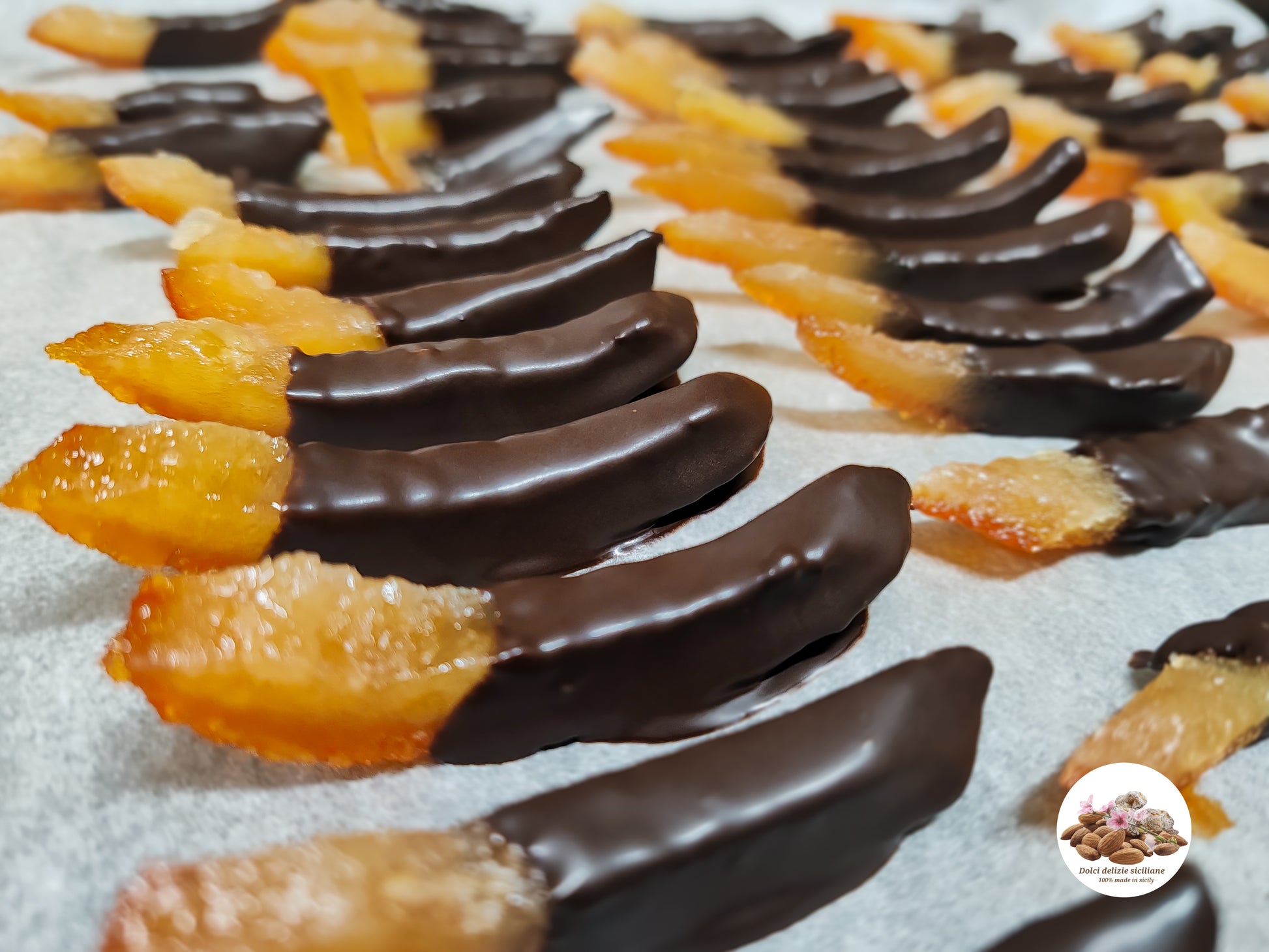 Preparazione scorze di arancia candita con cioccolato dolci delizie siciliane 
