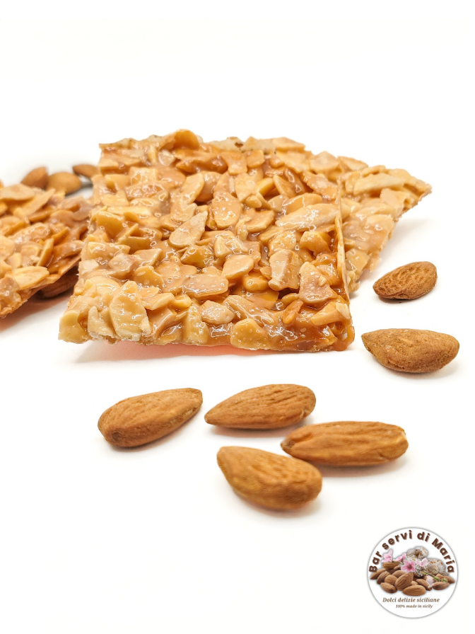 Torroncini sfoglia dolci delizie siciliane su sfondo bianco e mandorle su sfondo