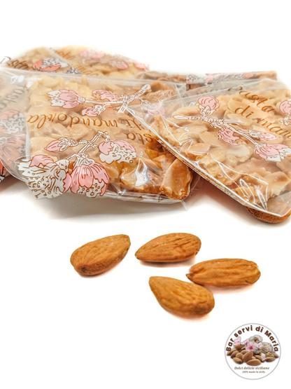 Torroncini sfoglia confezionati singolarmente dolci delizie siciliane su sfondo bianco e mandorle su sfondo