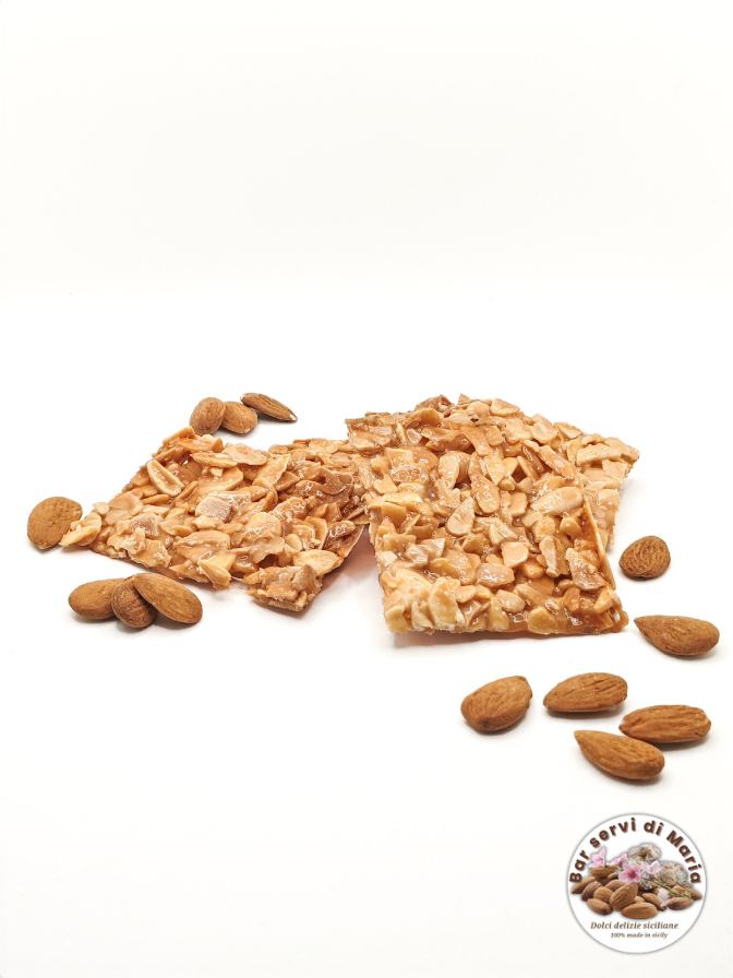 Torroncini sfoglia dolci delizie siciliane su sfondo bianco e mandorle su sfondo